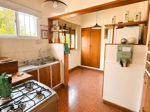 Casa 6 ambientes con 2 baños