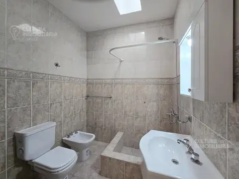 Casa en Alquiler con 2 cocheras