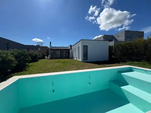 Venta de casa con pileta y fondo verde - Santa Lucia Pilar del Este