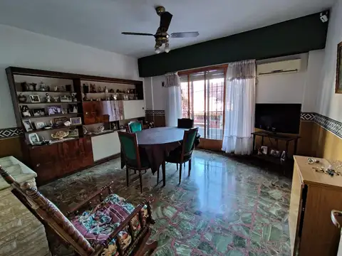 AMPLIO PISO - EN OPTIMO ESTADO – CON BALCON CORRIDO - SIN EXPENSAS