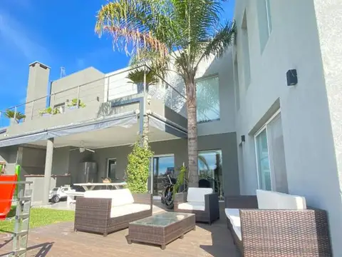 Casa 4 ambientes con 3 baños