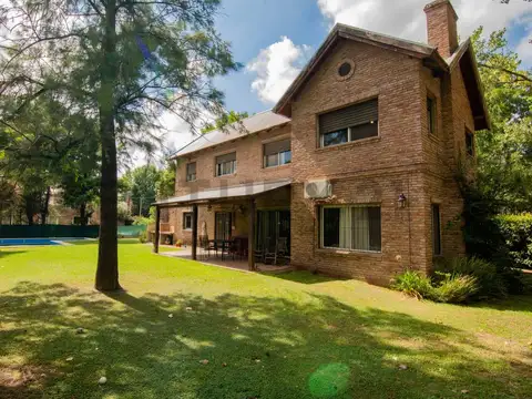 Venta Casa de 4 Dormitorios con jardín y pileta | Aldea Fisherton