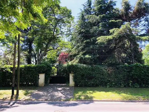 Casa 7 ambientes con 2 baños