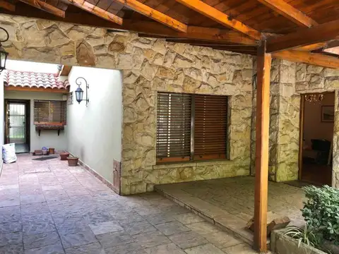 Casa en venta - 3 dormitorios 2 baños 2 cocheras - 255mts2 - Morón