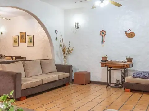 Casa en Venta con 2 cocheras