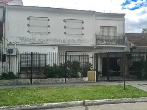 Venta casa c/cochera y patio TEMPERLEY
