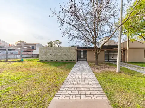 Casa de 2/3 Dormitorios Con Galeria Semicubierta y Cochera