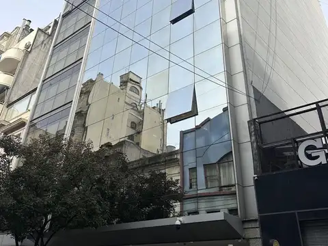 Oficina de buena categoría con cochera