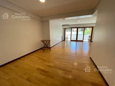 Luminoso 4 ambientes de categoría a metros de la estación de Martínez con cochera.