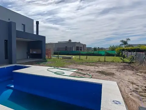 Casa de dos plantas con pileta en Pilar del Este San Ramon