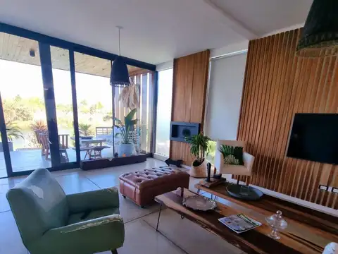 Casa 5 ambientes con 3 baños
