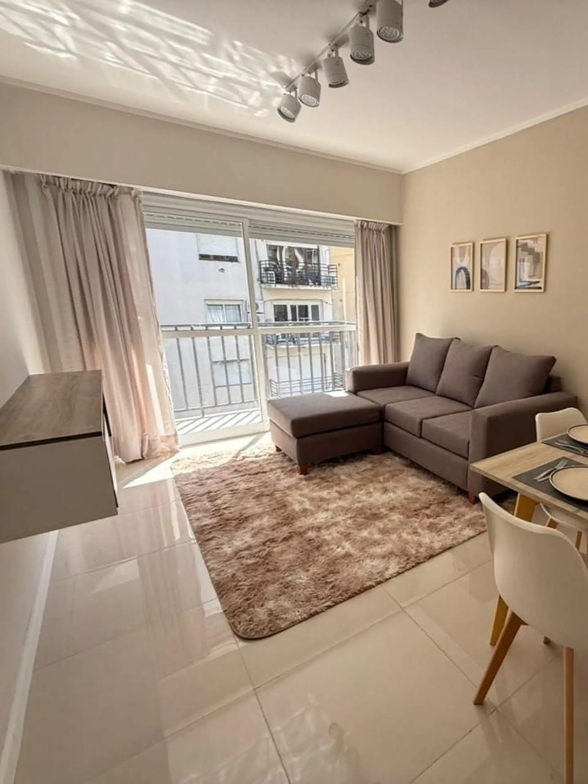 VENTA - Departamento 2 ambientes con balcón a la calle en Plaza Colón