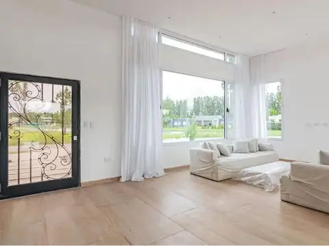 Alquiler casa a estrenar con costa de lago en Miralagos II