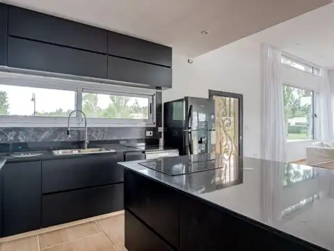 Casa 4 ambientes con 3 baños