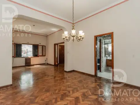 Casa 7 ambientes con 2 baños
