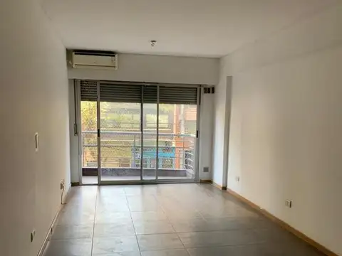 VENTA - MONOAMBIENTE AL FTE. BALCON  CON COCHERA- CABALLITO