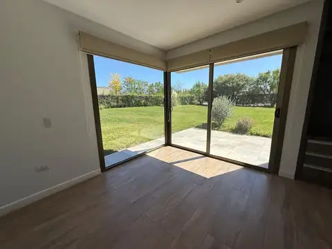 Casa 8 ambientes con 4 baños