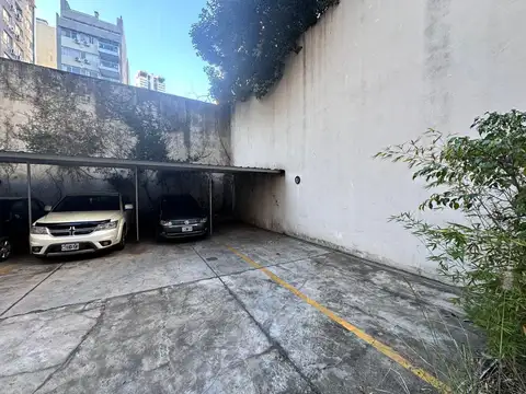 Cochera doble en alquiler  sobre Beruti entre Godoy Cruz y Oro.