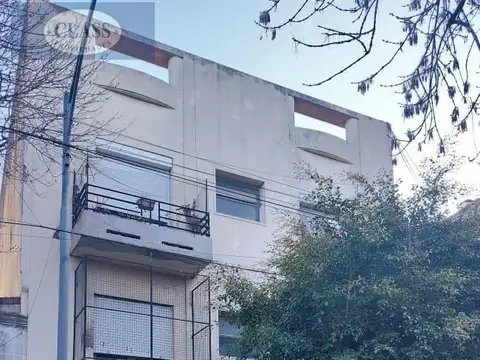 Departamento de 3 Ambientes con Patio, en Alquiler en Flores (límite con Caballito)