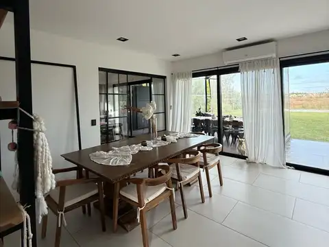 Casa 5 ambientes con 3 baños