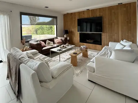 Casa en Alquiler con 2 cocheras