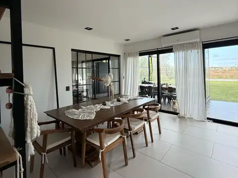 Casa 5 ambientes con 3 baños