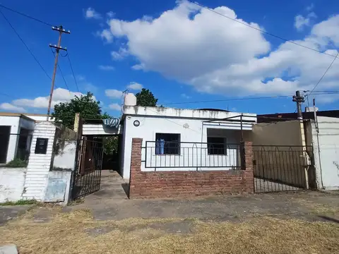 Venta propiedad sobre amplio terreno en V. Luján
