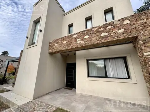 Casa en Alquiler con 5 cocheras