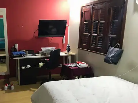 hermoso chalet con fondo y piscina