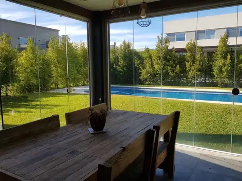 Casa en Alquiler con 4 cocheras