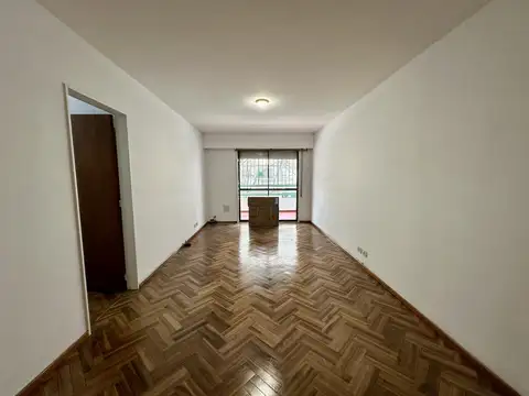 Departamento Centro. Frente. Balcón. Sarmiento y 3 de Febrero. Reciclado. Calidad Ulanovsky.