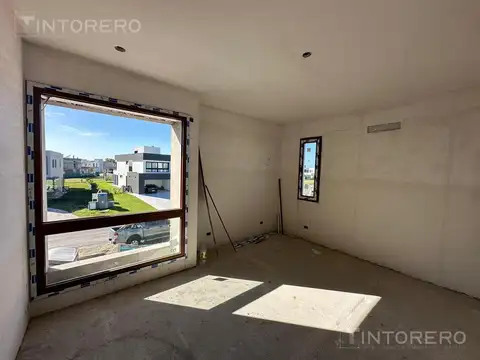 CASA EN VENTA DE 5 AMBIENTES CON PARQUE Y PILETA EN TERRALAGOS, EZEIZA