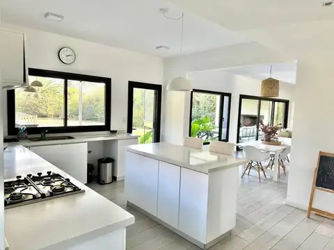 Casa en Venta con 4 cocheras