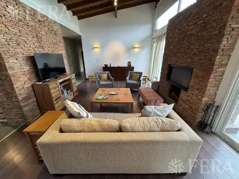 Casa 5 ambientes con 4 baños