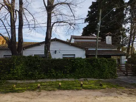 calle 8 esq. 56 chalet de seis ambientes y 4/dorm 2/baños