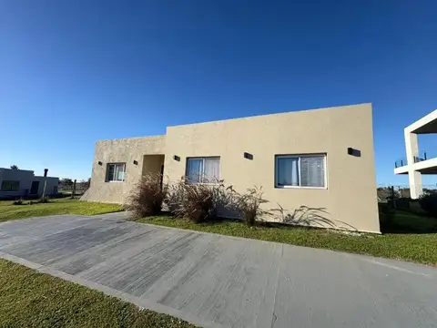 Casa 4 ambientes con 2 baños