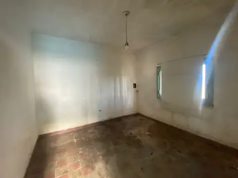 casa a refaccionar en venta en jauregui