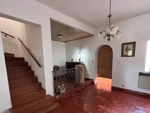 Casa 6 ambientes con 2 baños