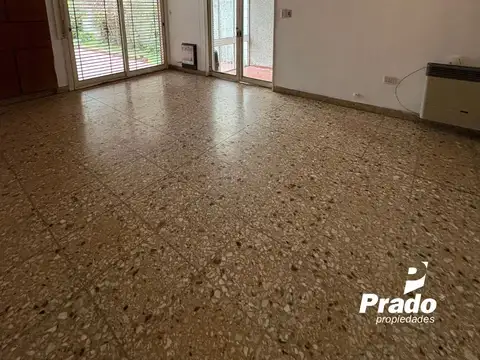 Casa en Alquiler con 2 cocheras