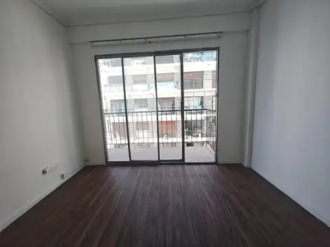 2 Ambientes con balcón. Luminoso . Buen estado.