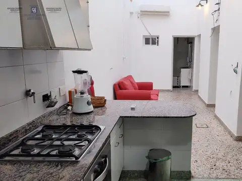 Casa 8 ambientes con 2 baños