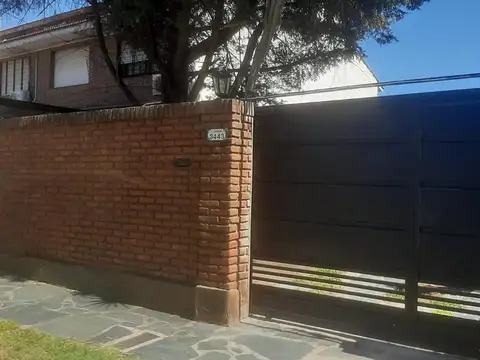 Chalet en 2 plantas con 2 dormis 2 baños y piscina, cocheras