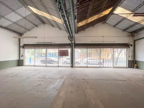 Excepcional Local comercial con 17mts de vidriera a la calle y con oficinas