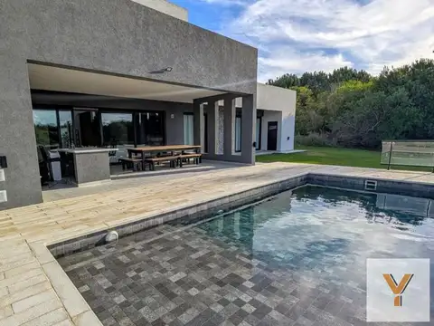 Casa 7 ambientes con 4 baños
