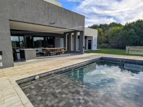 Casa 7 ambientes con 4 baños