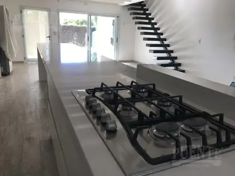 Casa 4 ambientes con 2 baños