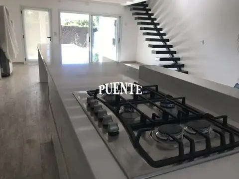 Casa 4 ambientes con 2 baños