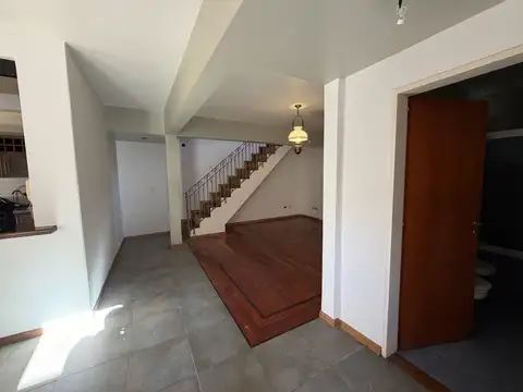 Depto Tipo Casa en Alquiler de 5 ambientes