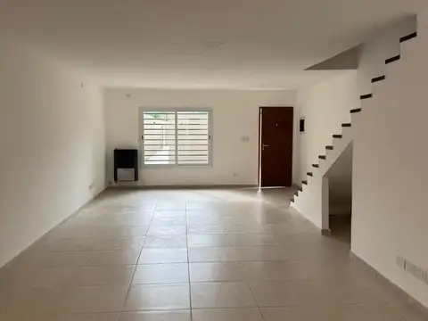 Casa en Alquiler con 1 cochera