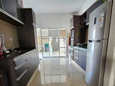 En VENTA Complejo de 3 deptos y 1 local comercial.